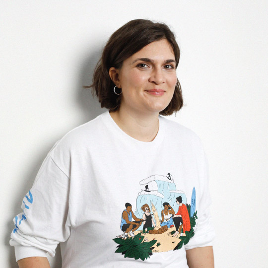 Laura Breiling / diverse people sitting at table turkey on it 