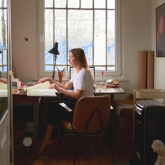 Lina Disciplina / couple in front with child and vacuum cleaner